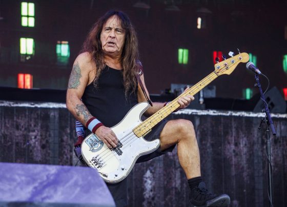 Steve Harris durante show do Iron Maiden em 2025