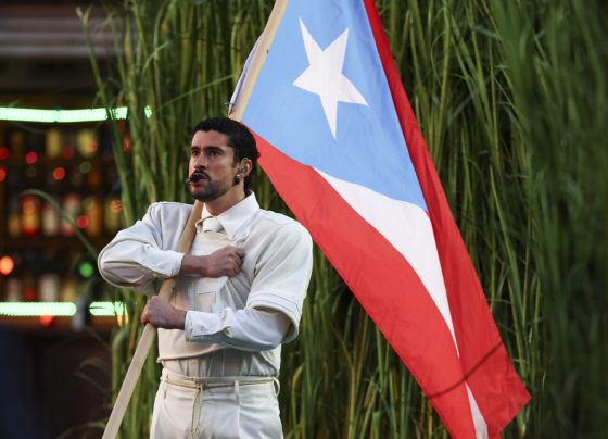 Bad Bunny no show de intervalo do Super Bowl com bandeira porto-riquenha