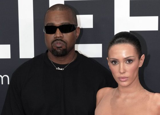 Kanye West e Bianca Censori no tapete vermelho do Grammy 2025 (Foto: Jeff Kravitz/FilmMagic)