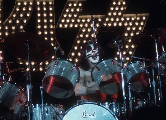 O baterista Peter Criss durante show do Kiss em 1976 (Foto: Armando Gallo / Getty Images)