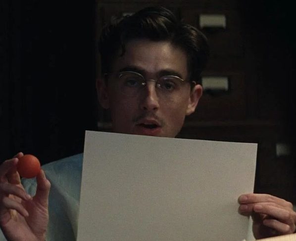 Timothée Chalamet se inspirou em girafas para atuar em 'Marty Supreme' (Divulgação)