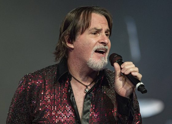 Tommy DeCarlo, vocalista do Boston, em 2023 (Foto: Daniel Knighton / Getty Images)