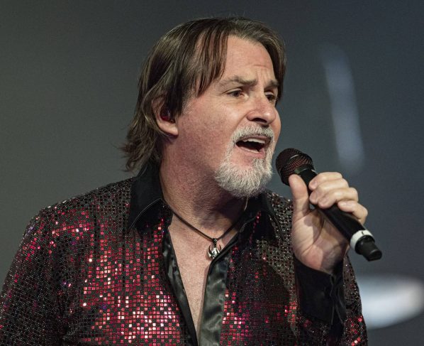 Tommy DeCarlo, vocalista do Boston, em 2023 (Foto: Daniel Knighton / Getty Images)